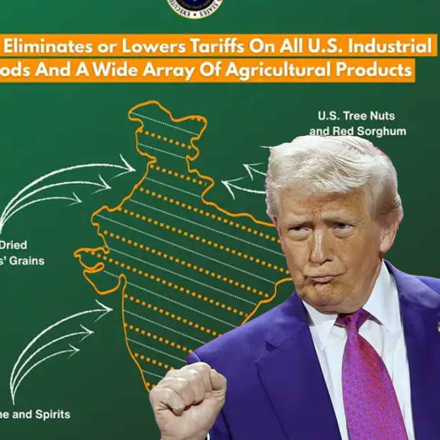 (বাঁ দিকে) ট্রাম্প প্রশাসনের তরফে প্রকাশিত সেই মানচিত্র, এখন যা মুছে দেওয়া হয়েছে। ডোনাল্ড ট্রাম্প (ডান দিকে)।