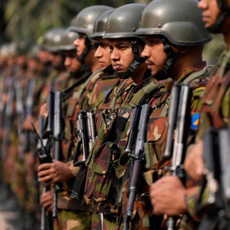নির্বাচনের আগে বাংলাদেশে মোতায়েন নিরাপত্তাবাহিনী।