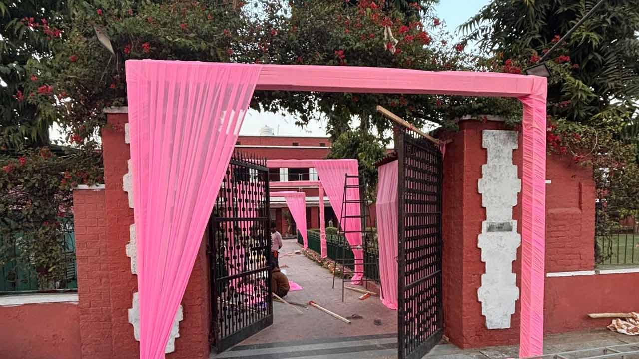 অধ্যক্ষের পুত্রের বিয়ে উপলক্ষে সাজানো হয়েছে কলেজ চত্বর। দিল্লির হংসরাজ কলেজে।