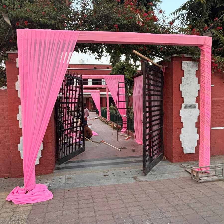 অধ্যক্ষের পুত্রের বিয়ে উপলক্ষে সাজানো হয়েছে কলেজ চত্বর। দিল্লির হংসরাজ কলেজে।