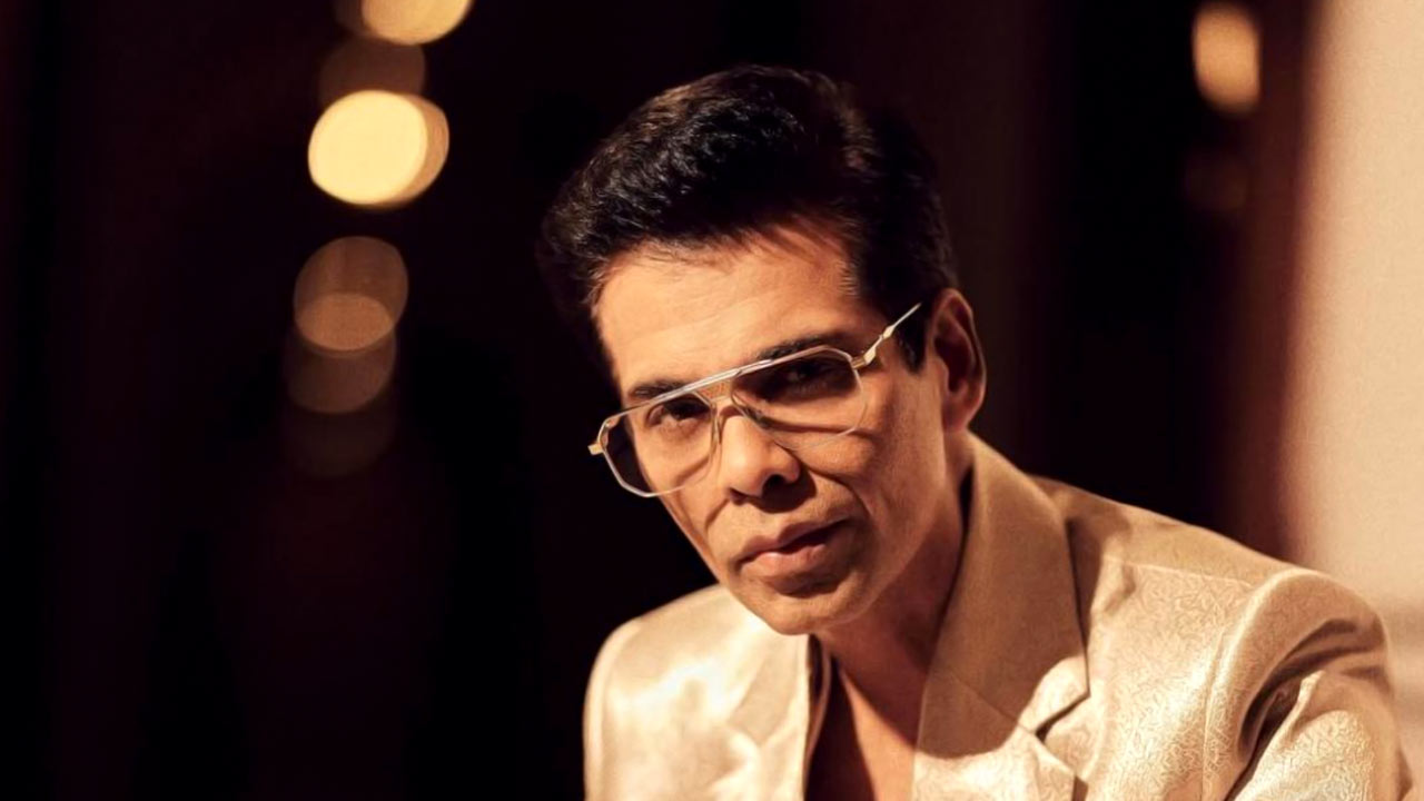 কার বিরুদ্ধে আদালতের দ্বারস্থ পরিচালক কর্ণ জোহর?