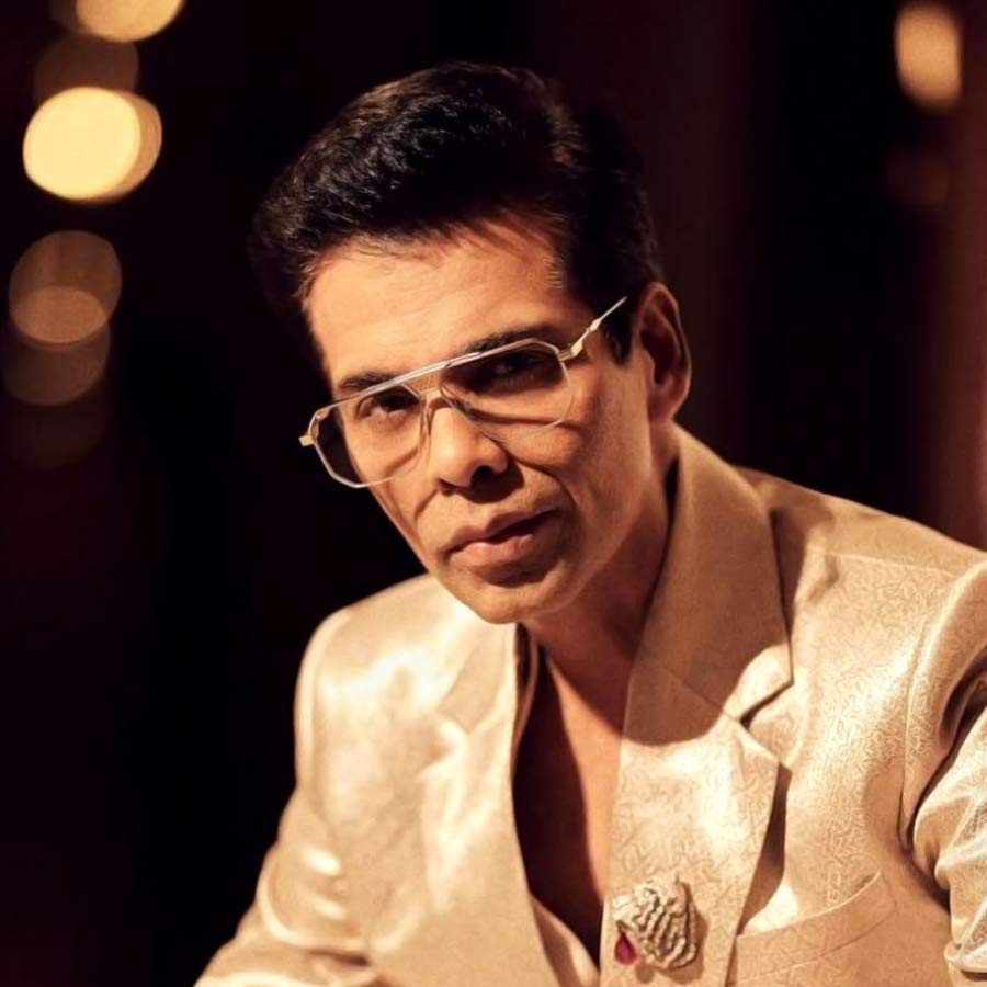 কার বিরুদ্ধে আদালতের দ্বারস্থ পরিচালক কর্ণ জোহর?