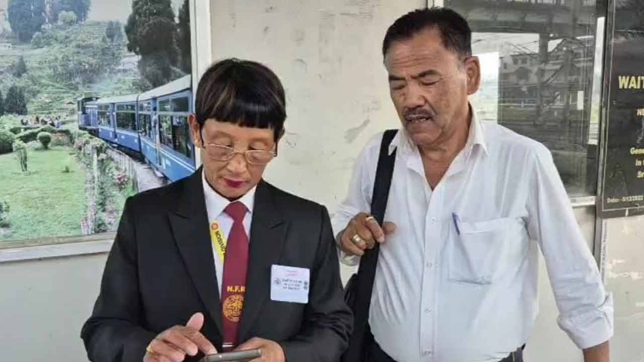 হেরিটেজ টয় ট্রেনের ইতিহাসের সঙ্গে নাম জুড়লেন গোর্খা-কন্যা সরিতা ইয়োলমো।