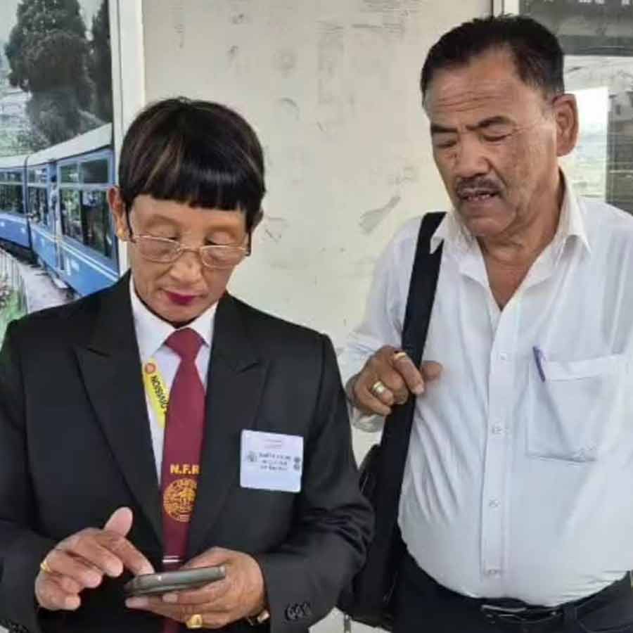 হেরিটেজ টয় ট্রেনের ইতিহাসের সঙ্গে নাম জুড়লেন গোর্খা-কন্যা সরিতা ইয়োলমো।