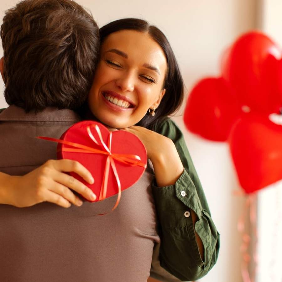 ফুল, চকোলেট না দিয়ে প্রেমিকাকে তাঁর প্রয়োজনের উপহার হাতে তুলে দিন।