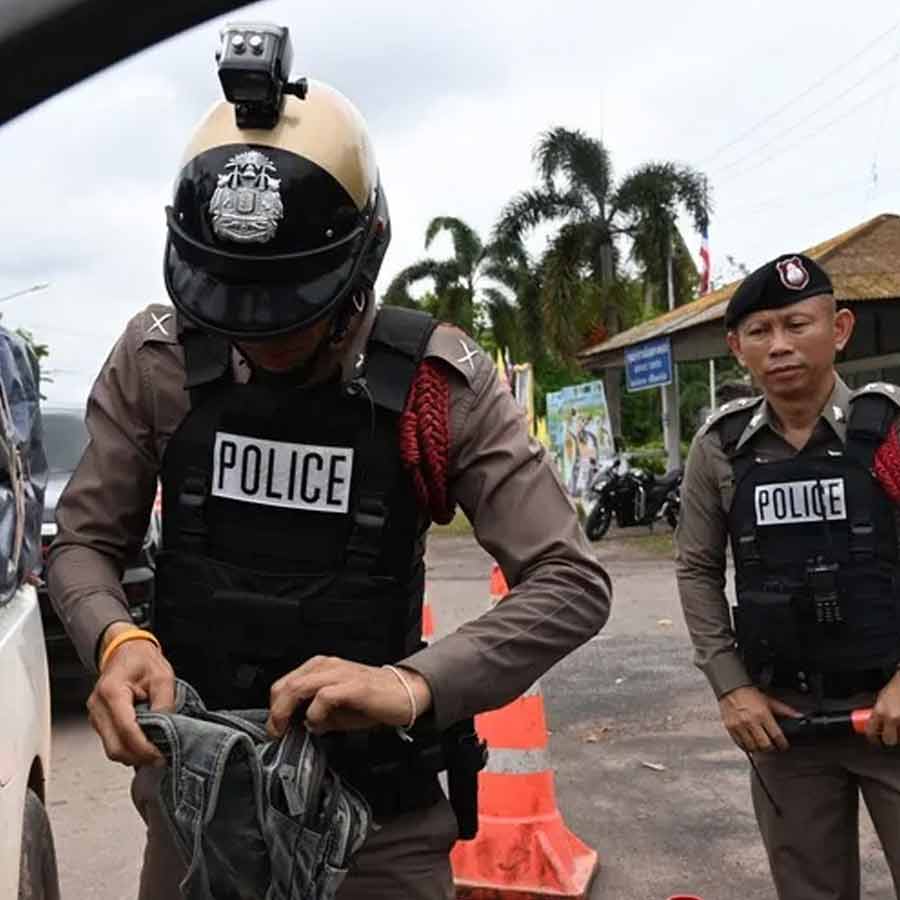 বন্দুকবাজের হামলার পর তাইল্যান্ডের স্কুলের বাইরে তল্লাশি পুলিশের। বুধবার।