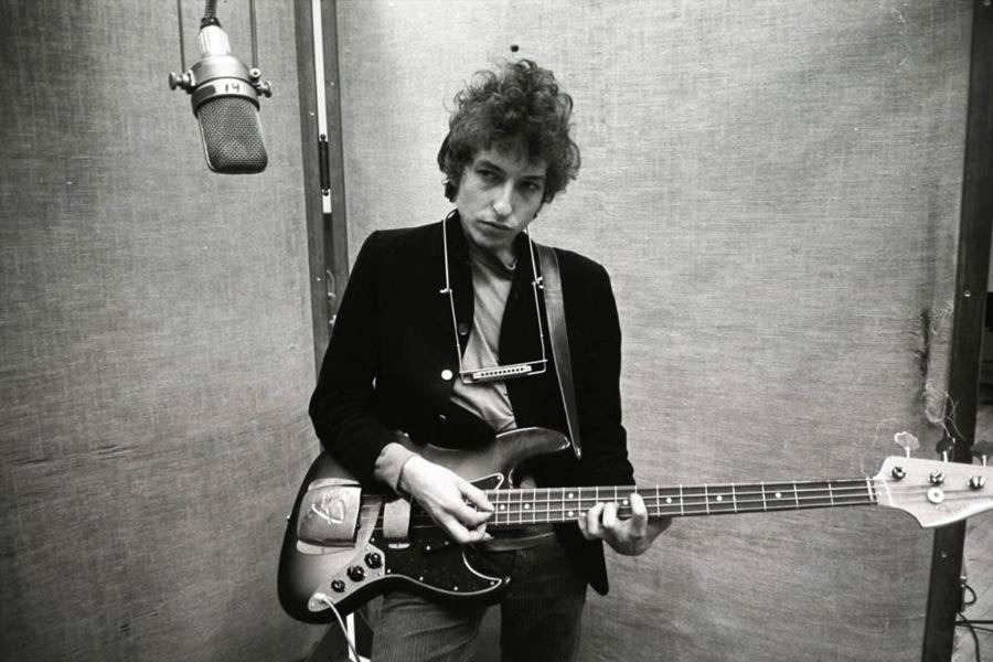 বব ডিলানও এমন আয়োজন করেছিলেন, তখন ‘লিসনিং পার্টি’ এই নাম তৈরি হয়নি।