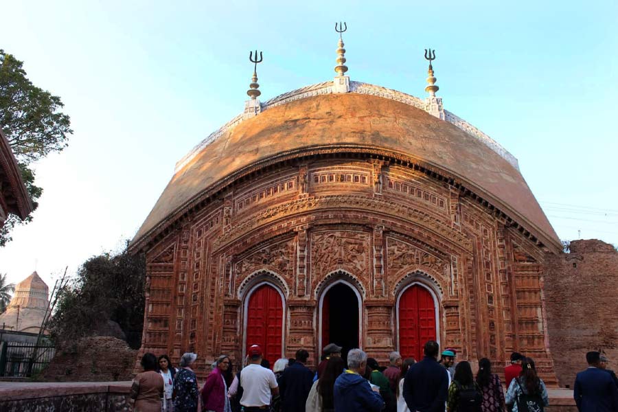 মুর্শিদাবাদ হেরিটেজ ফেস্টিভ্যালে রানি ভবানীর মন্দির ঘুরে দেখছেন অতিথিরা।