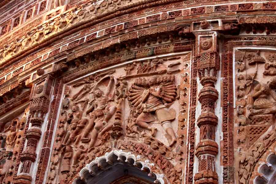 রানি ভবানীর মন্দির গাত্রের টেরাকোটার অপরূপ কাজ।