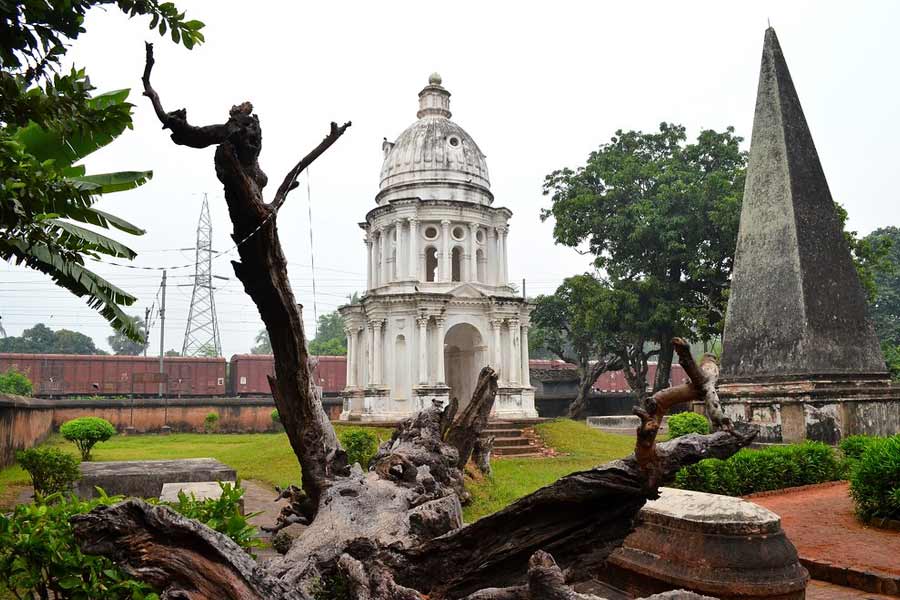 ওলন্দাজ কবরস্থানও রয়েছে মুর্শিদাবাদে।