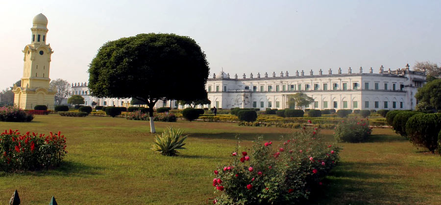 হাজারদুয়ারির চত্বরেই রয়েছে ইমামবড়া, ক্লক টাওয়ার।