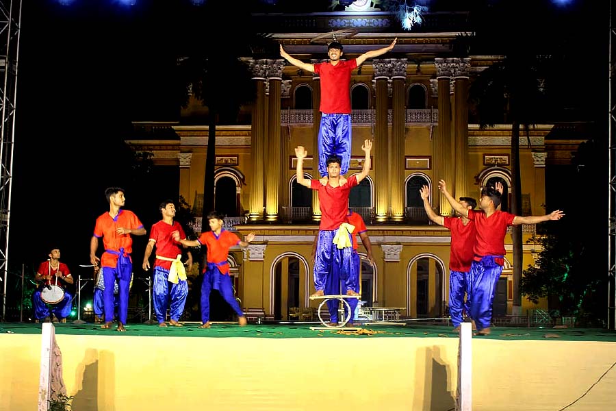 রায়বেঁশে নৃত্যকলা প্রদর্শন করছেন স্থানীয় শিল্পীরা।