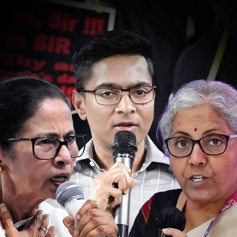 (বাঁ দিক থেকে) পশ্চিমবঙ্গের মুখ্যমন্ত্রী মমতা বন্দ্যোপাধ্যায়, তৃণমূল সাংসদ অভিষেক বন্দ্যোপাধ্যায় এবং কেন্দ্রীয় অর্থমন্ত্রী নির্মলা সীতারমণ।