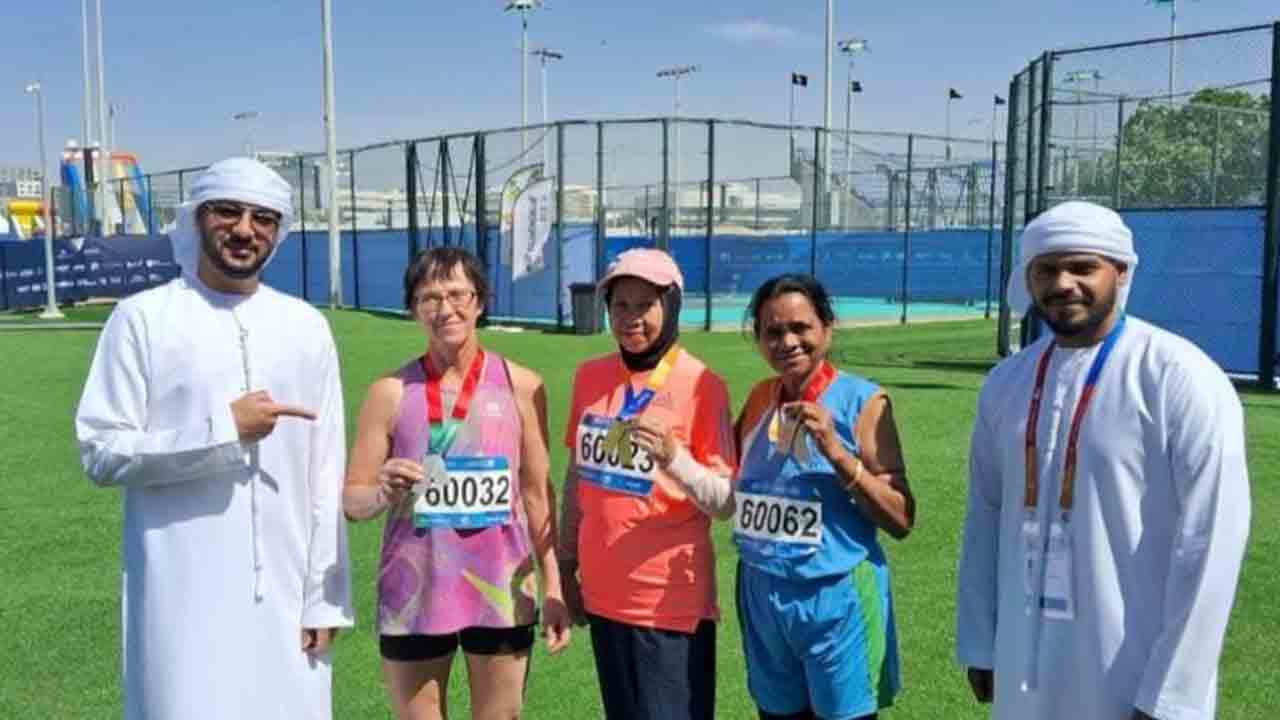 দুবাইতে মেডেল হাতে চুনিবালা হাঁসদা (নীল জর্সি)।