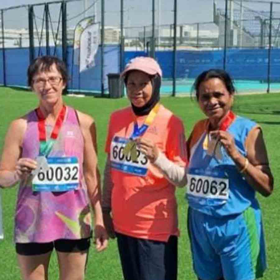 দুবাইতে মেডেল হাতে চুনিবালা হাঁসদা (নীল জর্সি)।