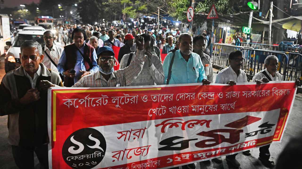 শিল্প ধর্মঘটের সমর্থনে প্রচার বাম সংগঠনের। বুধবার ধর্মতলায়।