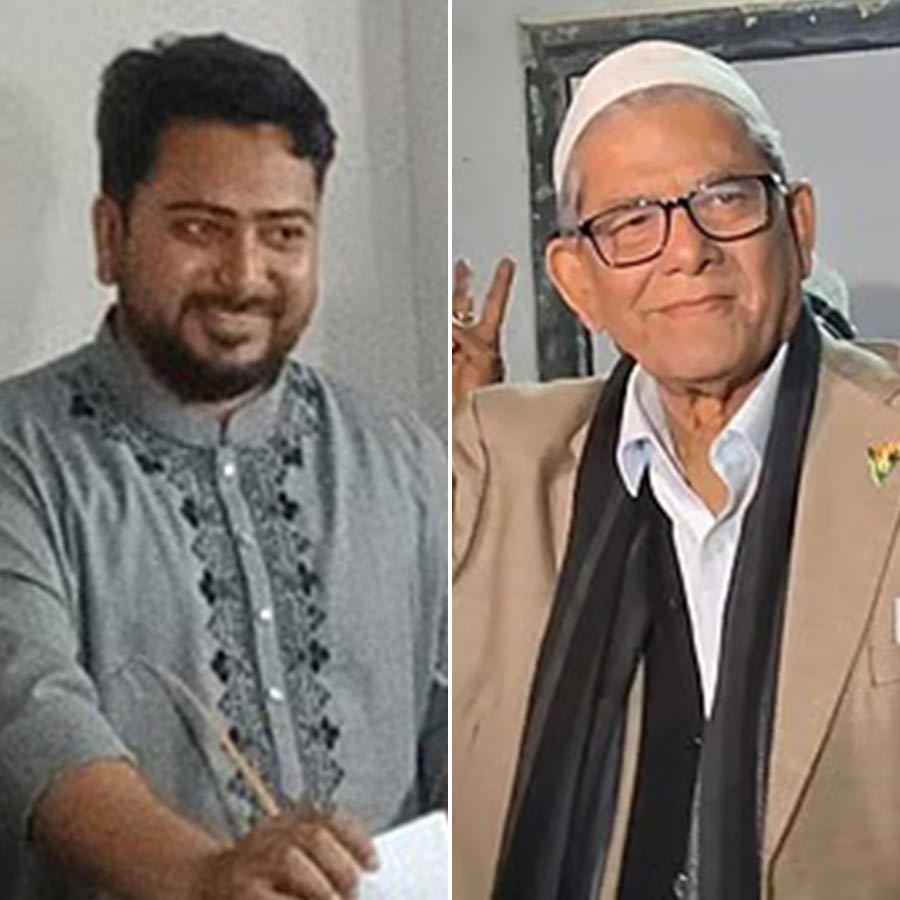 (বাঁ দিকে) ভোট দেওয়ার পর এনসিপি-র নাহিদ ইসলাম এবং বিএনপি-র মির্জা ফখরুল ইসলাম আলমগীর (ডান দিকে)।