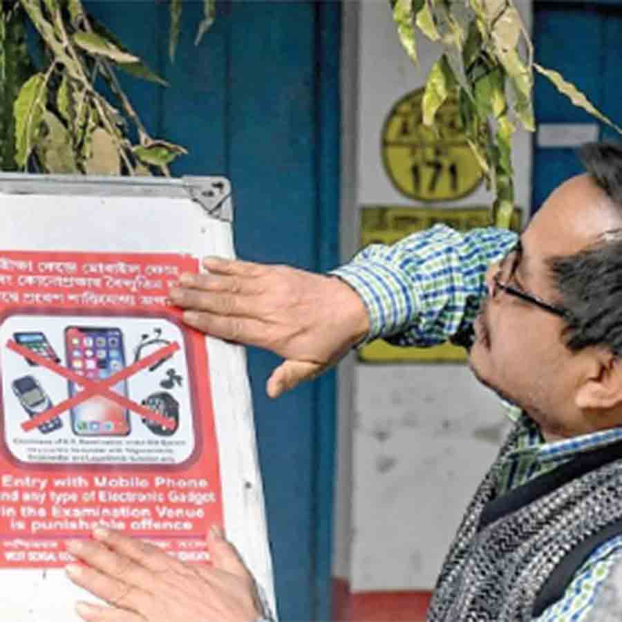 পরীক্ষর্থীদের সতর্ক করতে স্টিকার স্কুলে।