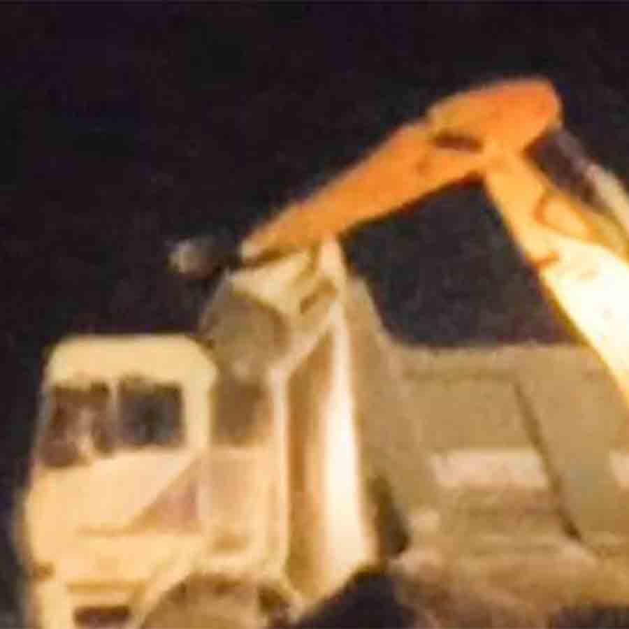 রাতের অন্ধকারে তোর্সা নদীতে ডাম্পার নামিয়ে বালি পাচারের চেষ্টা।