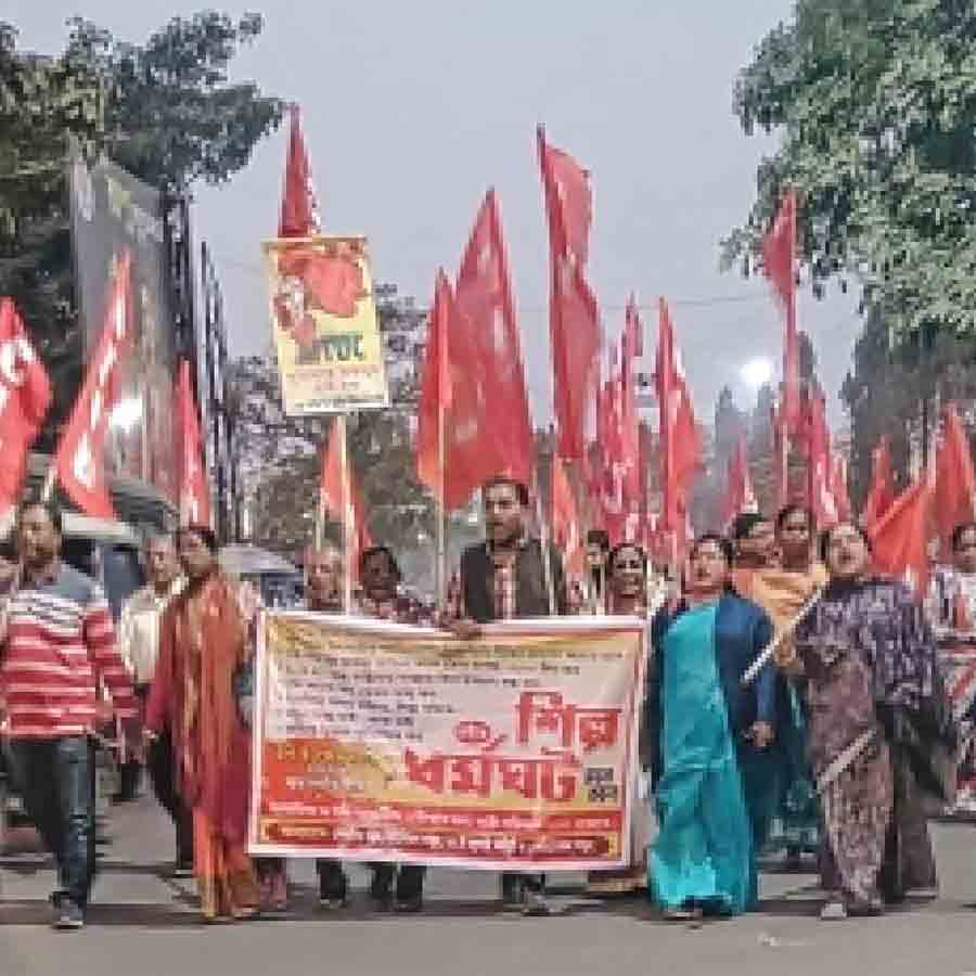 হলদিয়াতে শিল্প ধর্মঘটের সমর্থনে মিছিল।