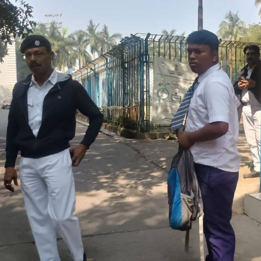 পরীক্ষা শুরু হওয়ার পরেও পরীক্ষার্থীদের আসতে দেখা গিয়েছে। 