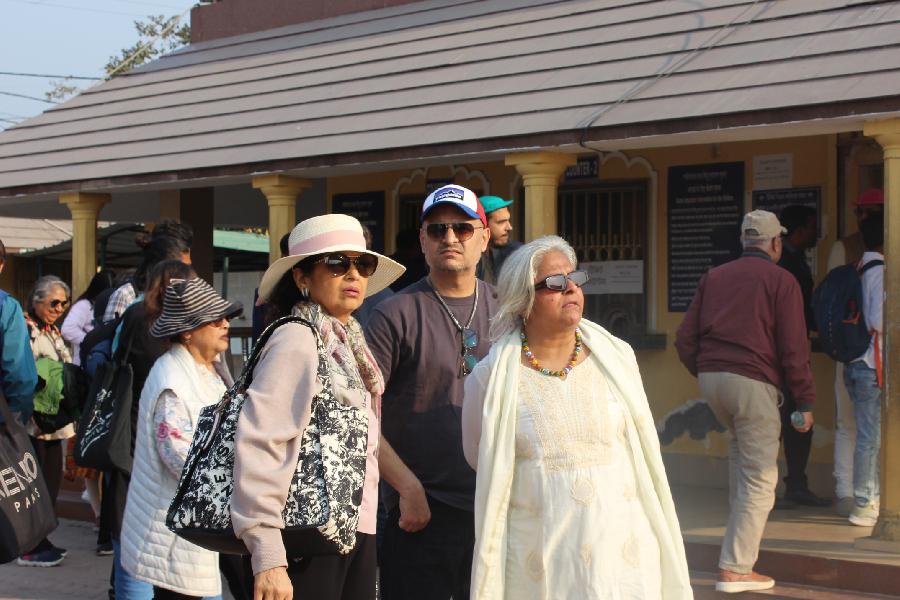 মুর্শিদাবাদ হেরিটেজ ফেস্টিভ্যালে উপস্থিত ছিলেন অভিনেতা বিনোদ খন্নার স্ত্রী কবিতা খন্নাও।