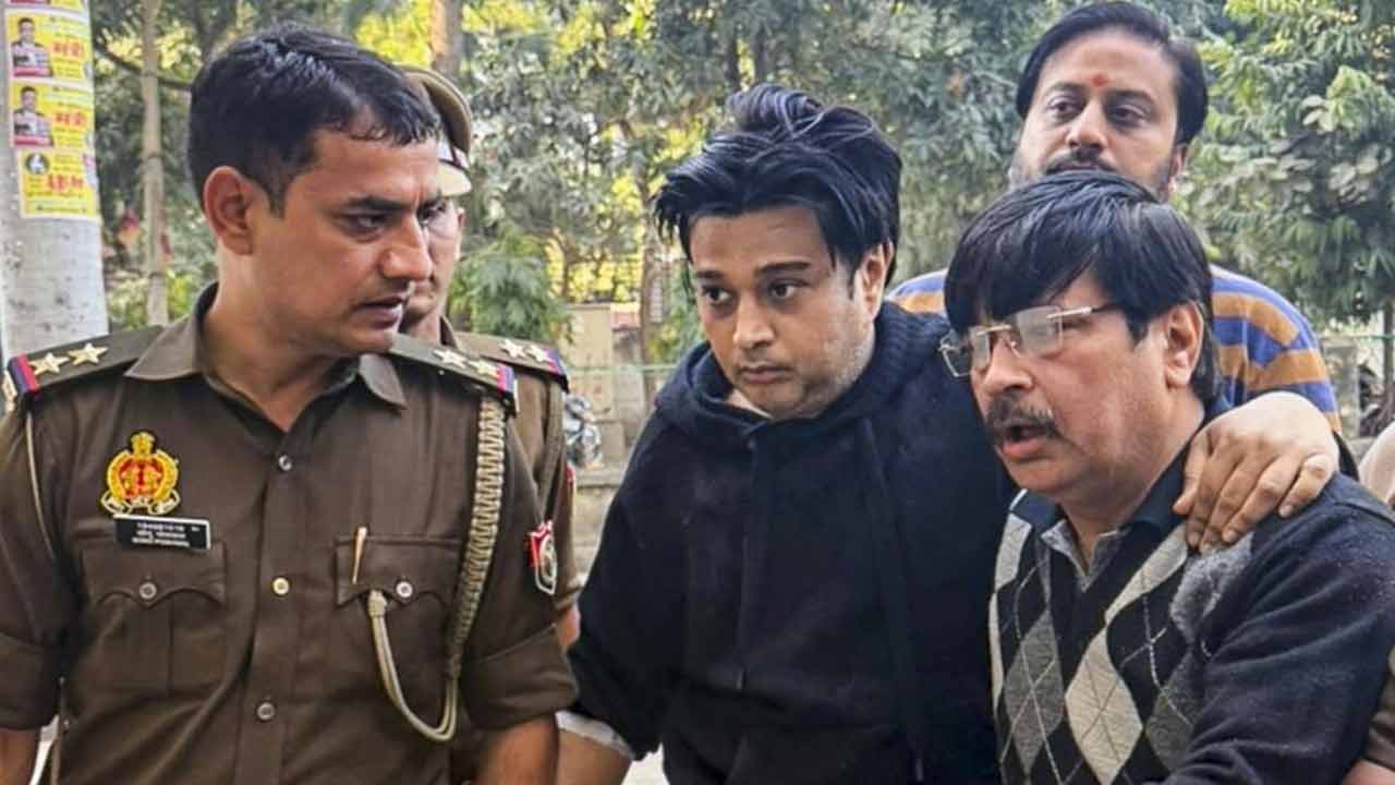 তামাক সংস্থার কর্ণধারের পুত্র (কালো পোশাক) শিবম মিশ্র। ছবি: পিটিআই।