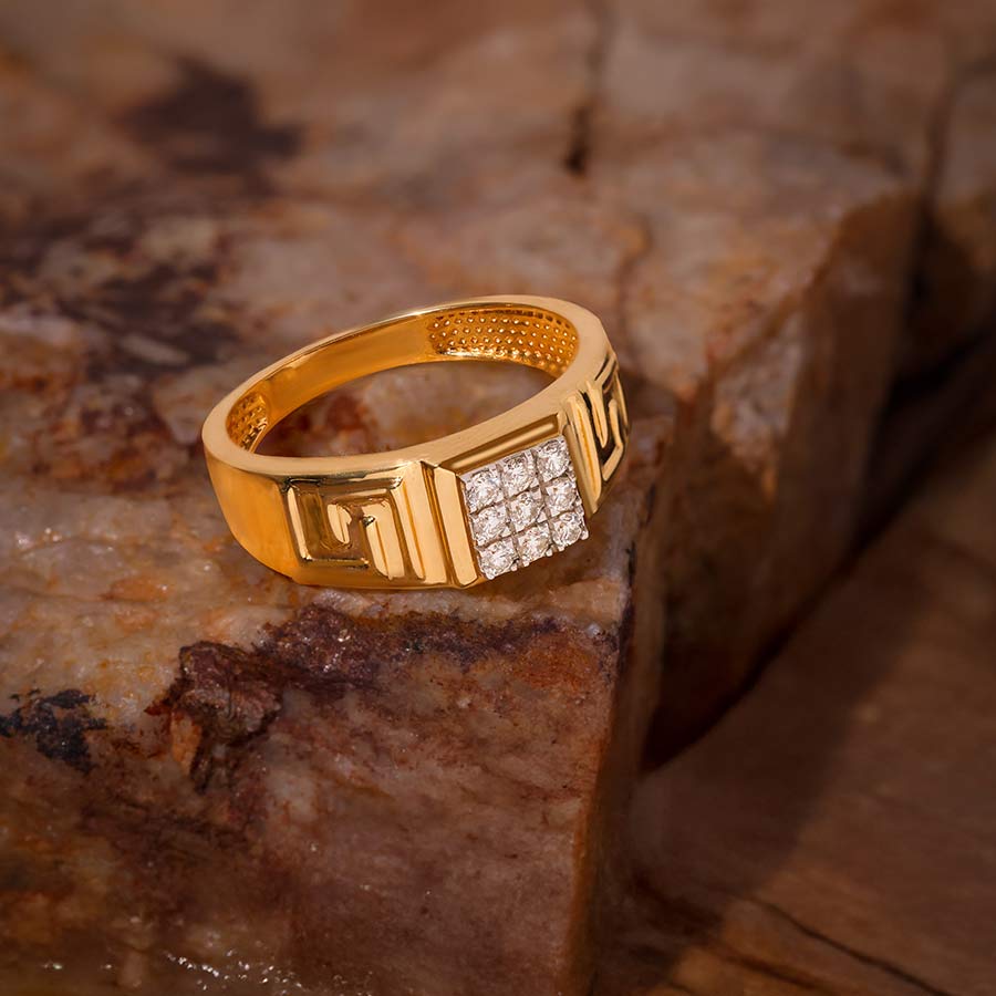 DGR-D000856197 - ১৮ ক্যারেট সোনায় তৈরি এই আংটিটিতে ০.২৬ ক্যারেট হিরে বসানো আছে। মাঝখানে হিরে বসানো অংশটি চারপাশের সোনার নকশার সঙ্গে সুন্দরভাবে মিলেছে। 