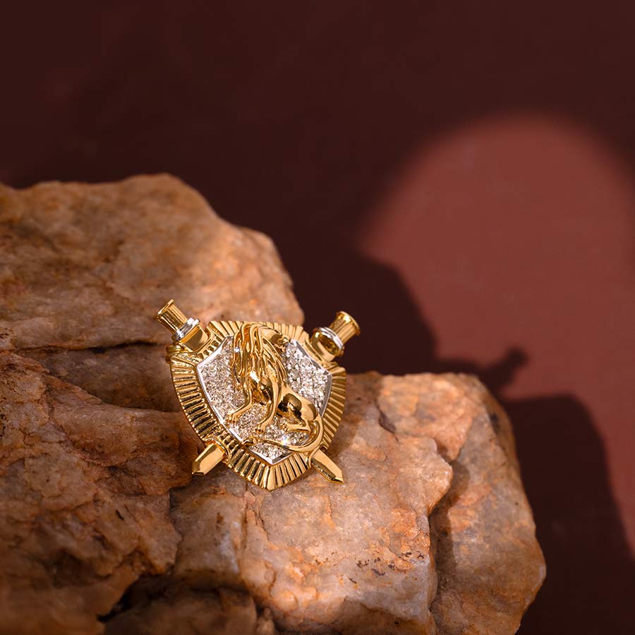 DTP-D000773633 - পুরুষদের এই ব্রোচটি ১৪ ক্যারেট সোনায় তৈরি এবং এতে ০.৬৫ ক্যারেট হিরে বসানো আছে। খোদাই করা সোনার নকশা, সঙ্গে হিরের ঝলক এই ব্রোচটিকে করে তুলেছে অতুলনীয়। 