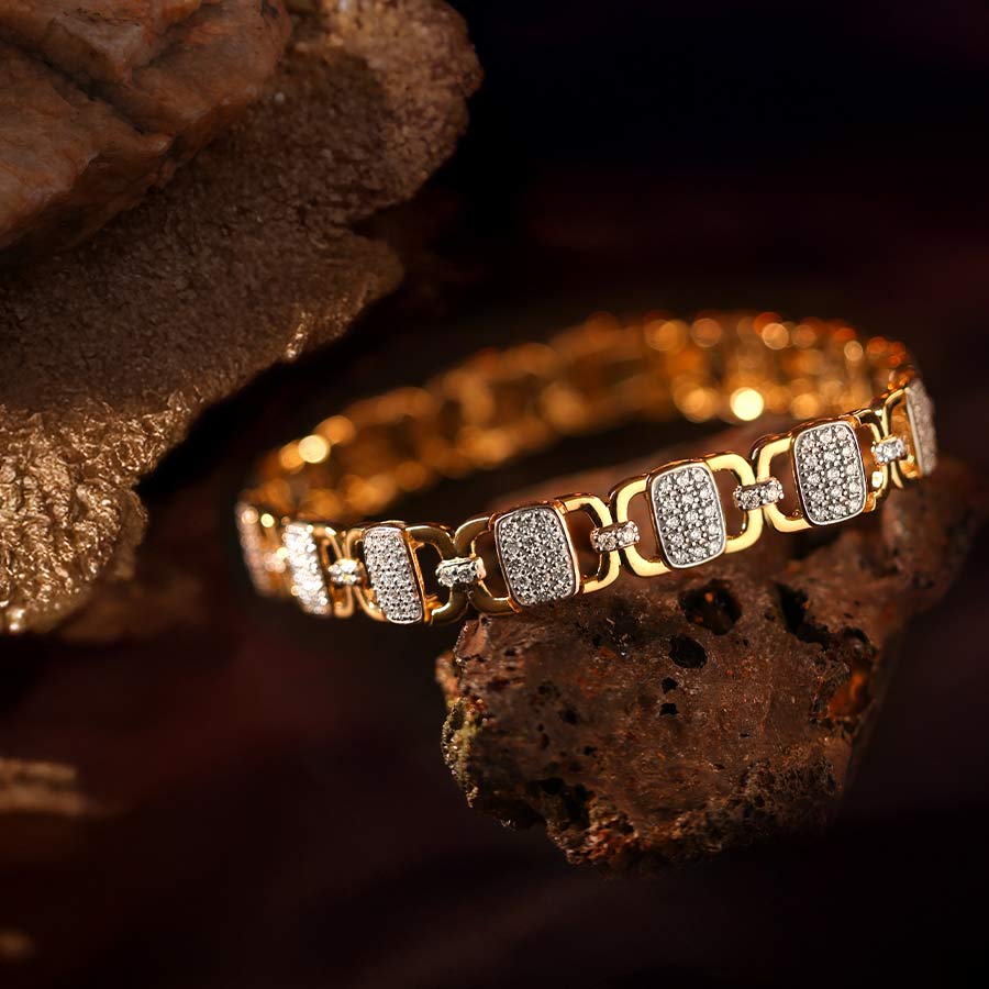 DWR-D000857703 - এই ব্রেসলেটটি ১৪ ক্যারেট সোনায় তৈরি এবং এতে ৩.৮ ক্যারেট হিরে বসানো আছে। মজবুত এই ব্রেসলেটটি আপনার আত্মবিশ্বাস এবং ব্যক্তিত্ব ফুটিয়ে তুলতে অনবদ্য।