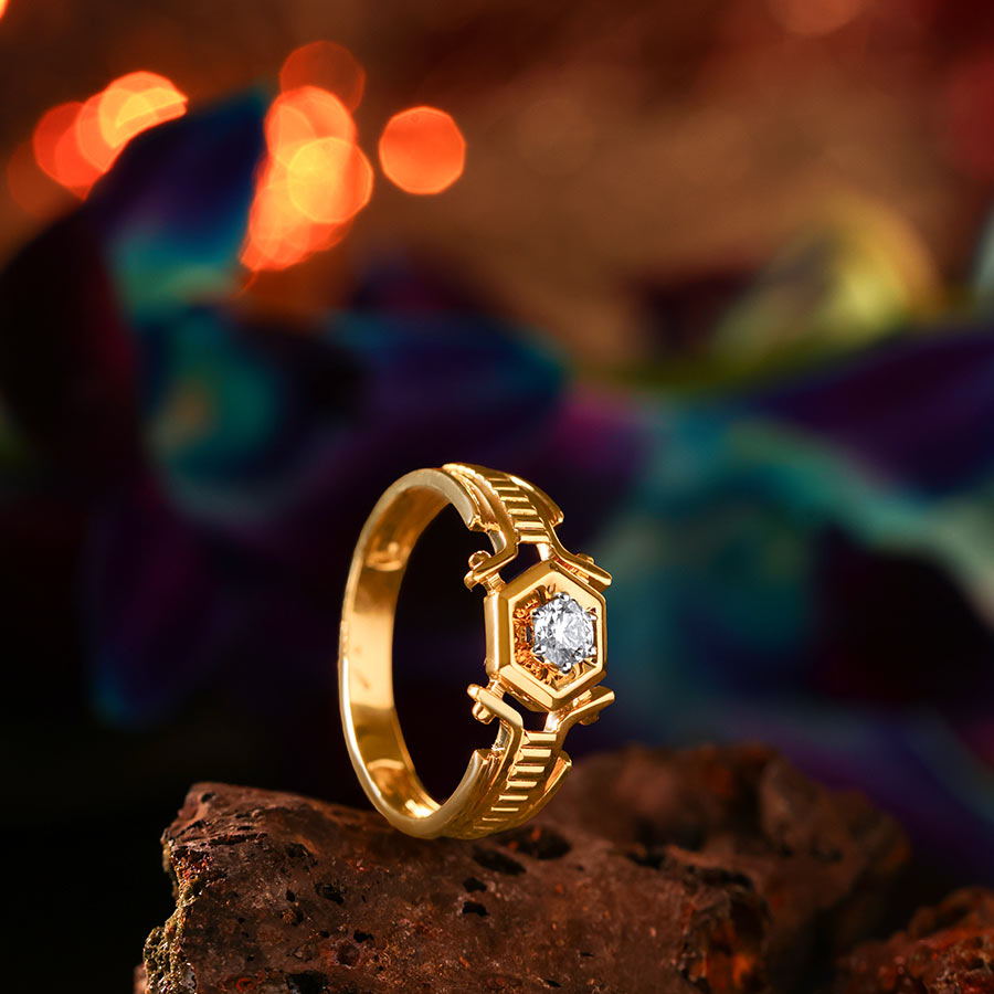 DGR-SAD0007778 - সূক্ষ্ম কারুকার্যে তৈরি এই আংটিটি ১৮ ক্যারেট সোনায় বানানো এবং এতে ০.৩১ ক্যারেট হিরে রয়েছে। চিরকালীন নকশার সঙ্গে জ্যামিতিকভাবে সাজানো হিরে এটিকে দিয়েছে এক আকর্ষণীয় সৌন্দর্য।