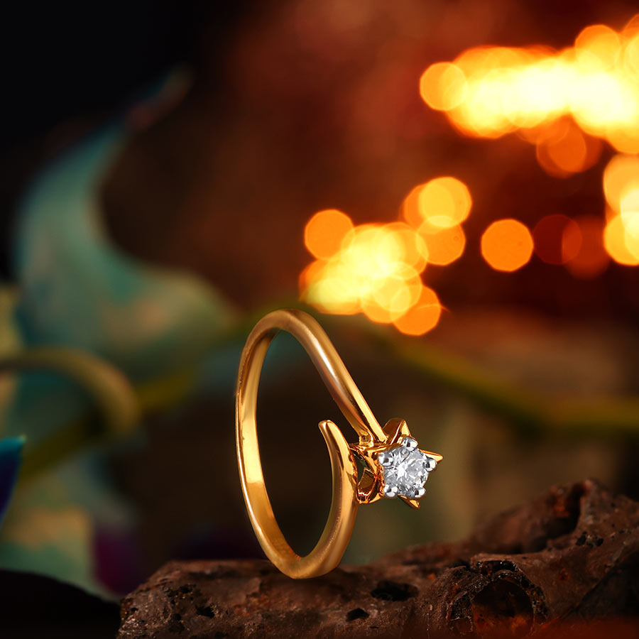 DLR-D000821416 - এই ১৮ ক্যারেট সোনার আংটিতে রয়েছে ০.১৬ ক্যারেট হিরে। সোনা এবং হিরের কারুকার্যে তৈরি এই আংটি আপনাকে করে তুলবে আরও আকর্ষণীয়। 