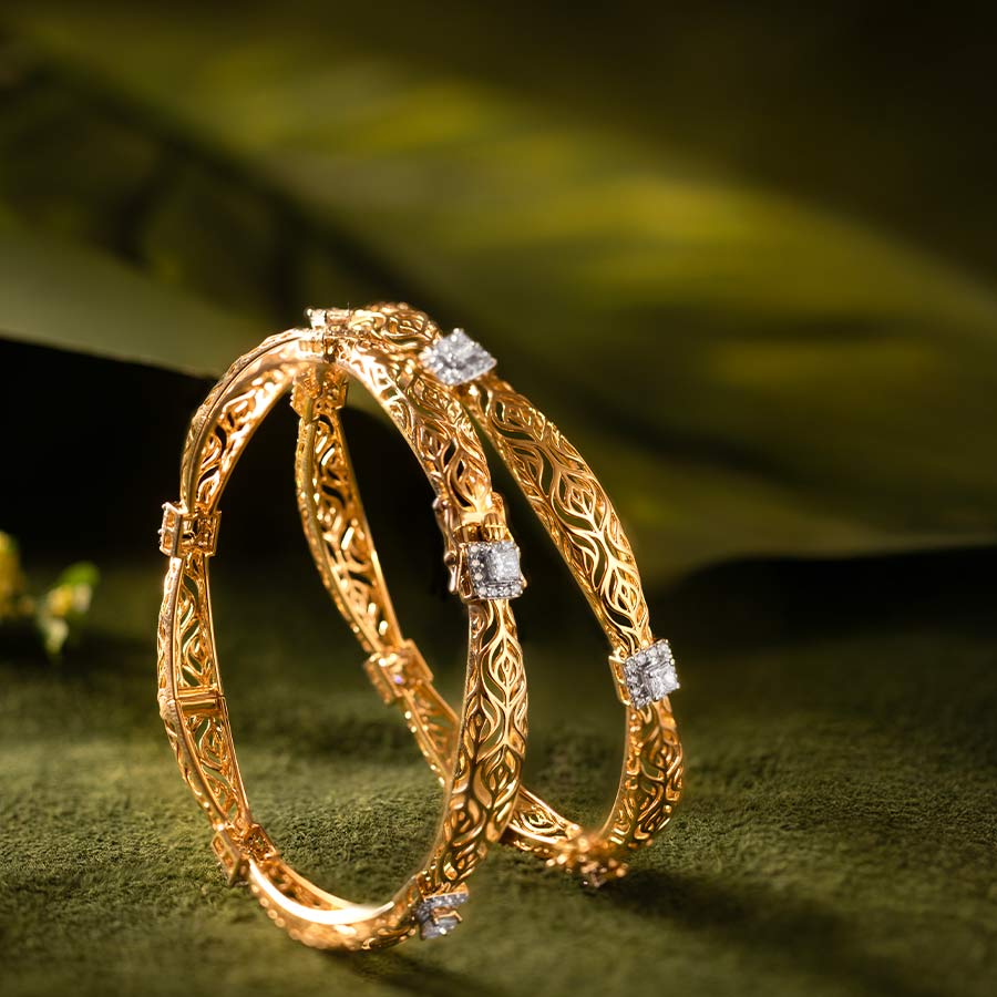 DC-D000841422 - ১৪ ক্যারাট সোনায় তৈরি এই চুড়িগুলিতে রয়েছে ১.৪৫ ক্যারেট হিরে। সূক্ষ্ম কাজের ছোঁয়ায় এই চুরিগুলি ঐতিহ্য এবং আধুনিক সৌন্দর্যের সুন্দর এক মেলবন্ধন তুলে ধরে।