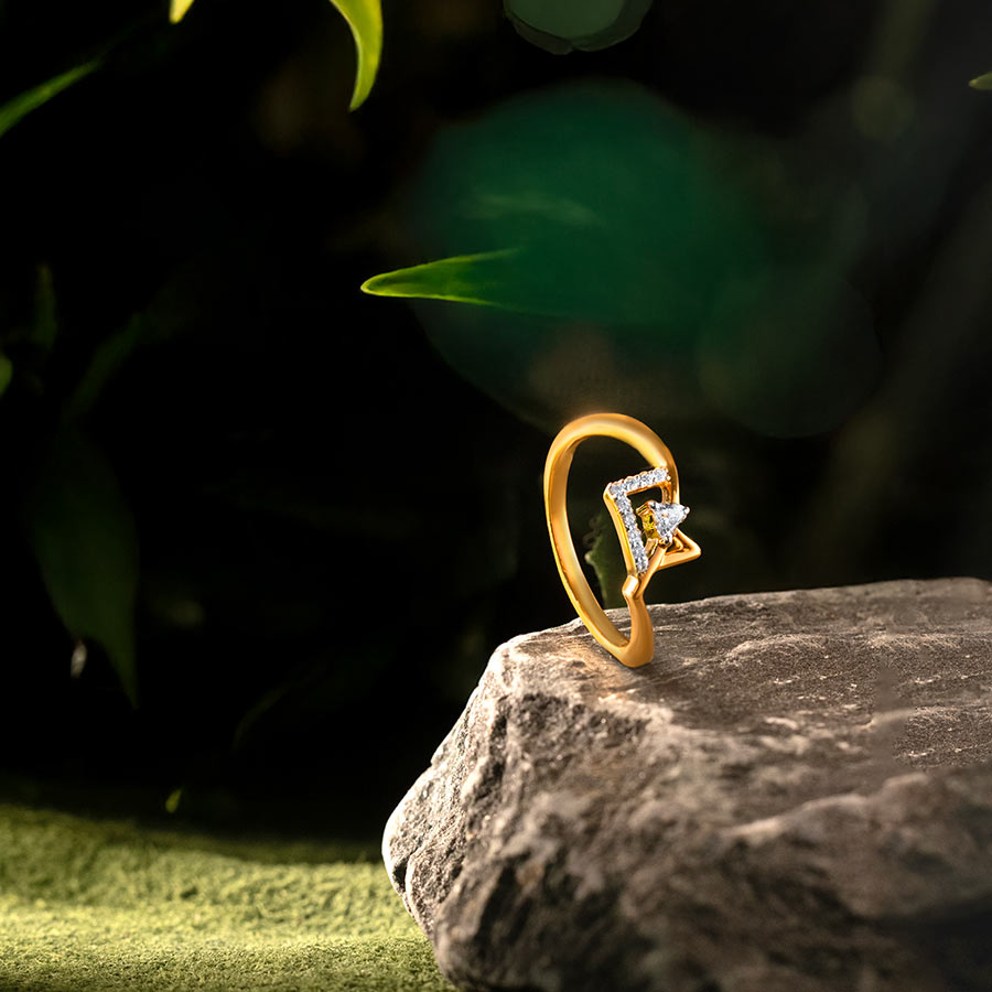 DLR-D000851630 - ৯ ক্যারেট সোনায় তৈরি এই আংটিতে ০.১৬ ক্যারেট হিরে বসানো আছে, যা এর সৌন্দর্য্যকে  সুন্দরভাবে ফুটিয়ে তোলে। হালকা অথচ আধুনিক নকশায় তৈরি এই আংটি প্রতিদিনের সাজে সহজেই উজ্জ্বলতা যোগ করে।