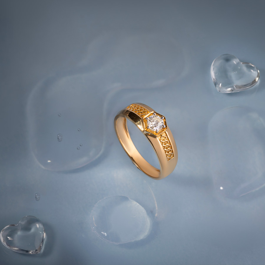 DGR-D000765148 - ১৮ ক্যারেট সোনার এই আংটিতে ০.৪৫ ক্যারেট হিরে বসানো আছে। পরিপাটি নকশার এই গয়নাটি রুচিশীলতা এবং চিরকালীন আভিজাত্যের কথা বলে।