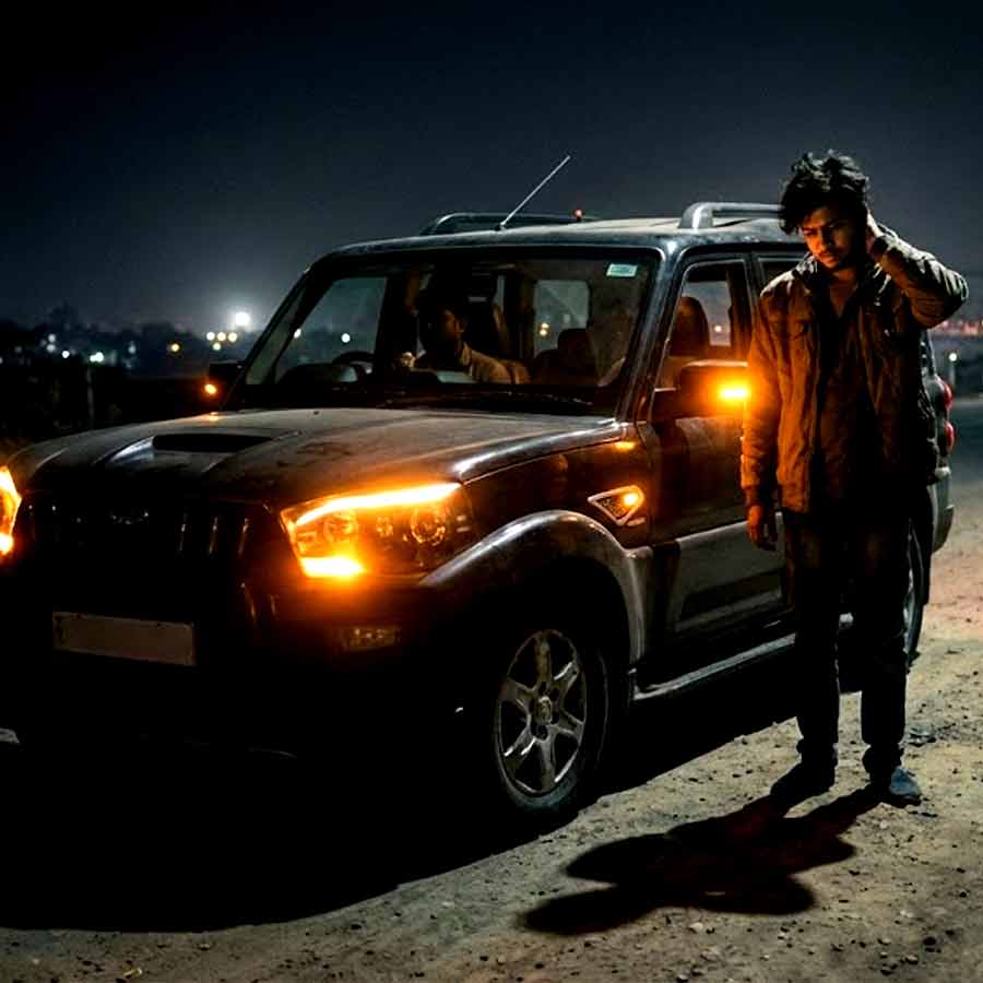 গাড়ি থেকে নামতে বলে যাত্রীর সোনার চেন ছিনতাই করে চম্পট দিলেন চালক।