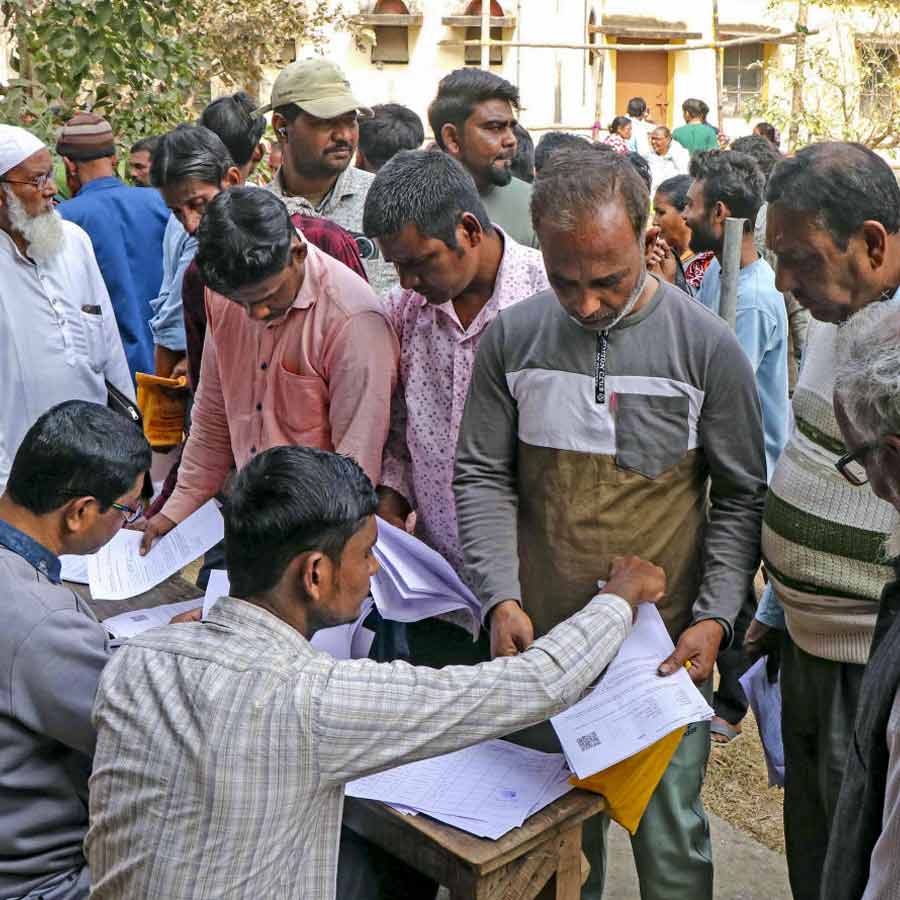 Election Commission says, West Bengal Government yet not submit Bio Data of Group B officials of SIR