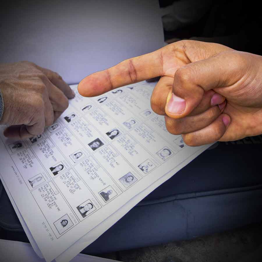 এসআইআরের নথি যাচাইয়ে বাধা দেওয়ার অভিযোগ তৃণমূল নেতার বিরুদ্ধে।