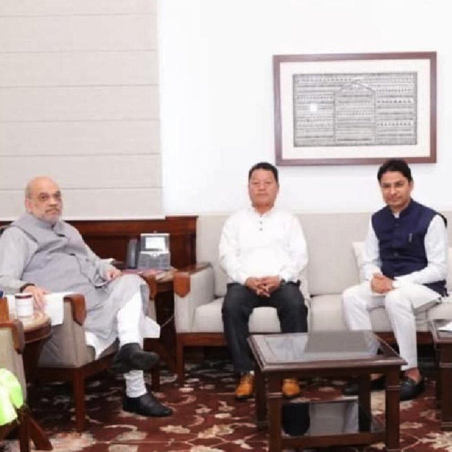 (বাঁ দিক থেকে) কেন্দ্রীয় স্বরাষ্ট্রমন্ত্রী অমিত শাহ, গোর্খা জনমুক্তি মোর্চার প্রধান বিমল গুরুং এবং বিজেপি সাংসদ রাজু বিস্তা।