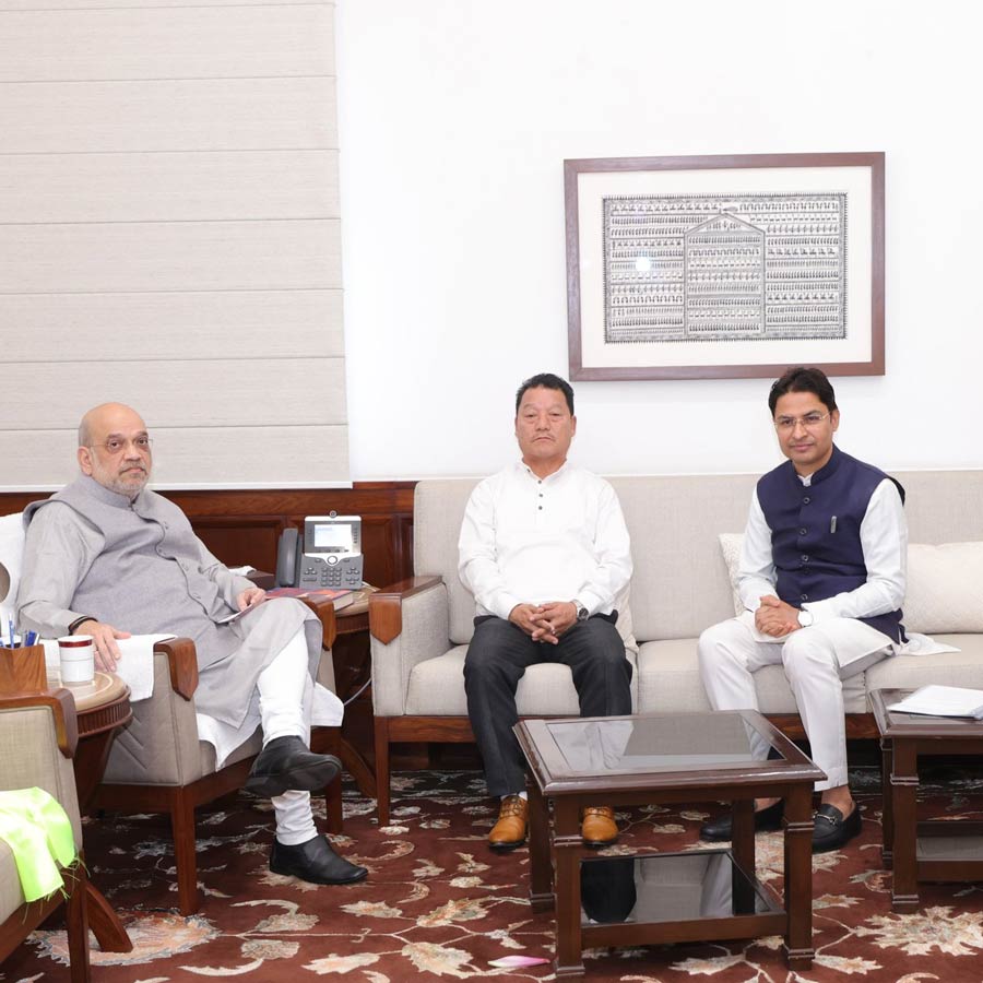 (বাঁ দিক থেকে) কেন্দ্রীয় স্বরাষ্ট্রমন্ত্রী অমিত শাহ, গোর্খা জনমুক্তি মোর্চার প্রধান বিমল গুরুং, বিজেপি সাংসদ রাজু বিস্তা এবং রোশন গিরি।