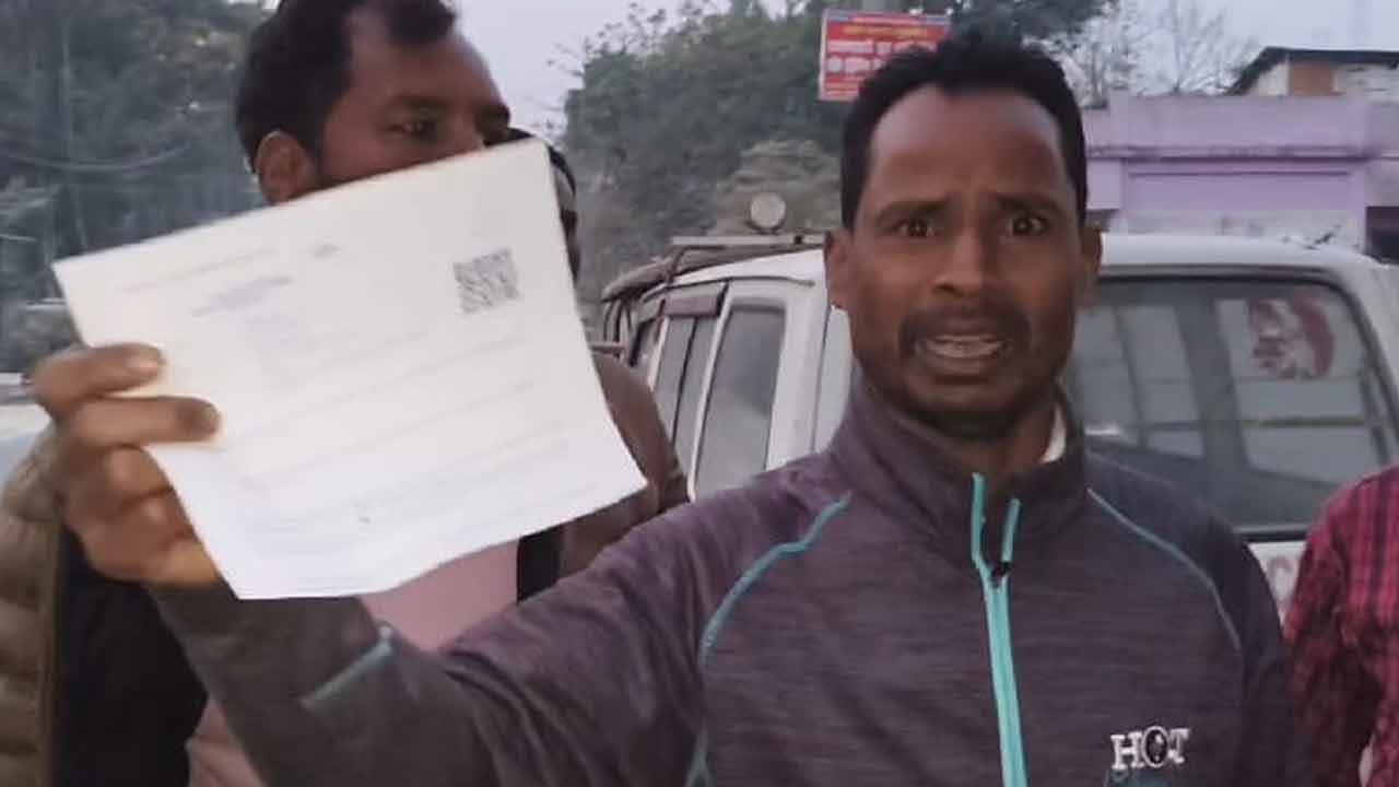 নোটিসের কপি হাতে নিয়ে মৃত শফিউল হকের দাদা আতাউল হক।