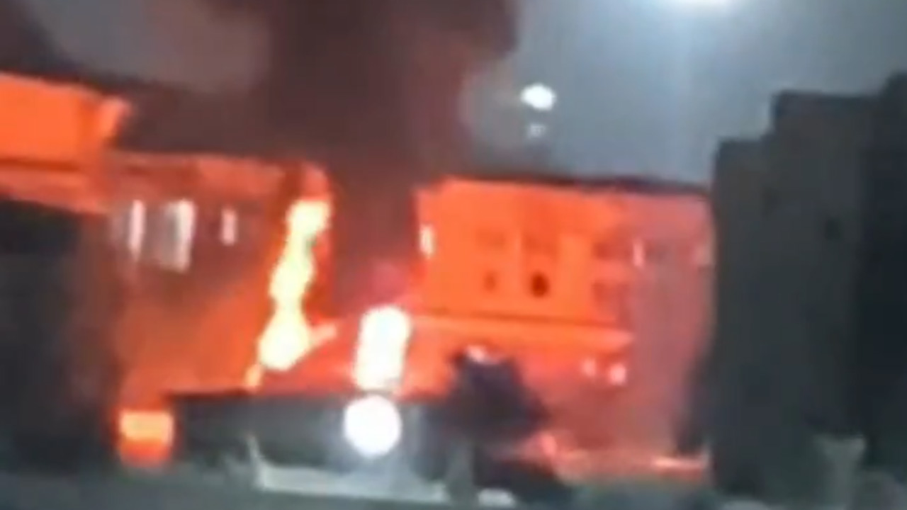 মুম্বইয়ে নৌসেনার ডক‌ ইয়ারর্ডে লাগল আগুন।