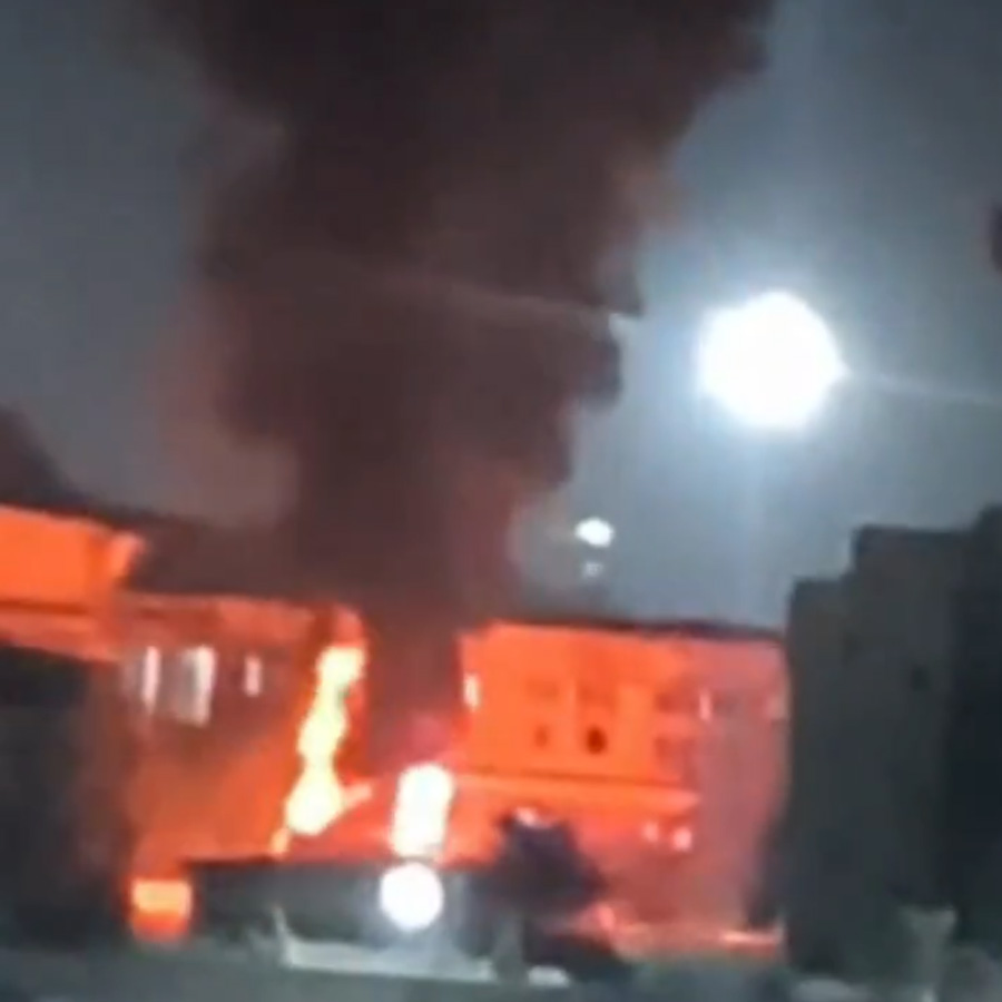 মুম্বইয়ে নৌসেনার ডক‌ ইয়ারর্ডে লাগল আগুন।