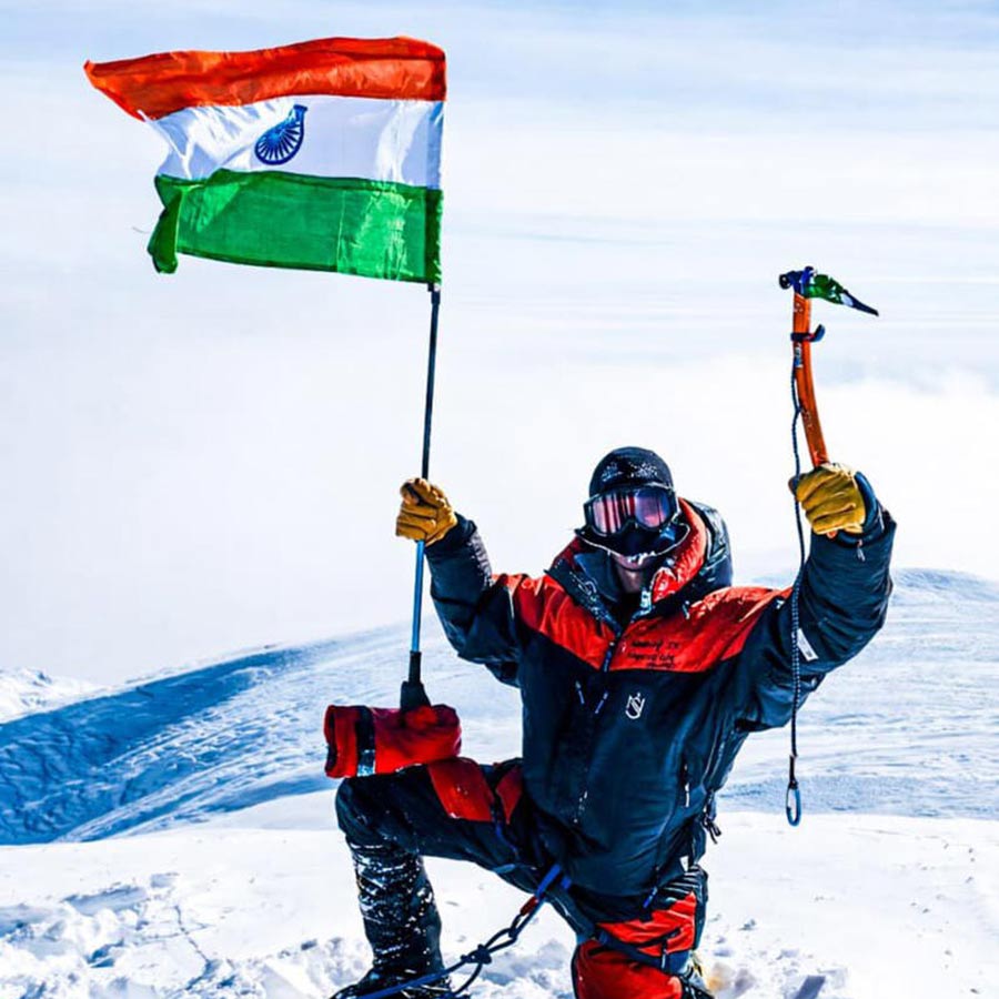 সিডলি আগ্নেয়গিরির শীর্ষে শুভম চট্টোপাধ্যায়।