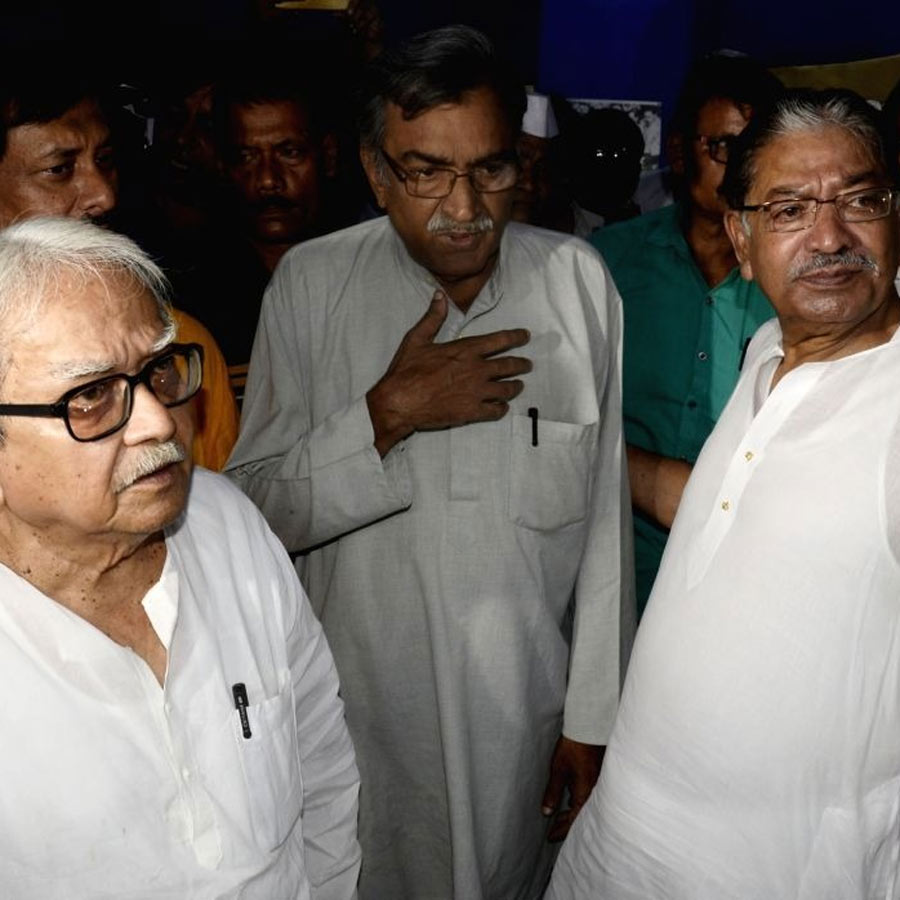 একটি চিত্র প্রদর্শনীতে বাম নেতা বিমান বসু, সূর্যকান্ত মিশ্র ও প্রয়াত কংগ্রেস নেতা সোমেন মিত্র।