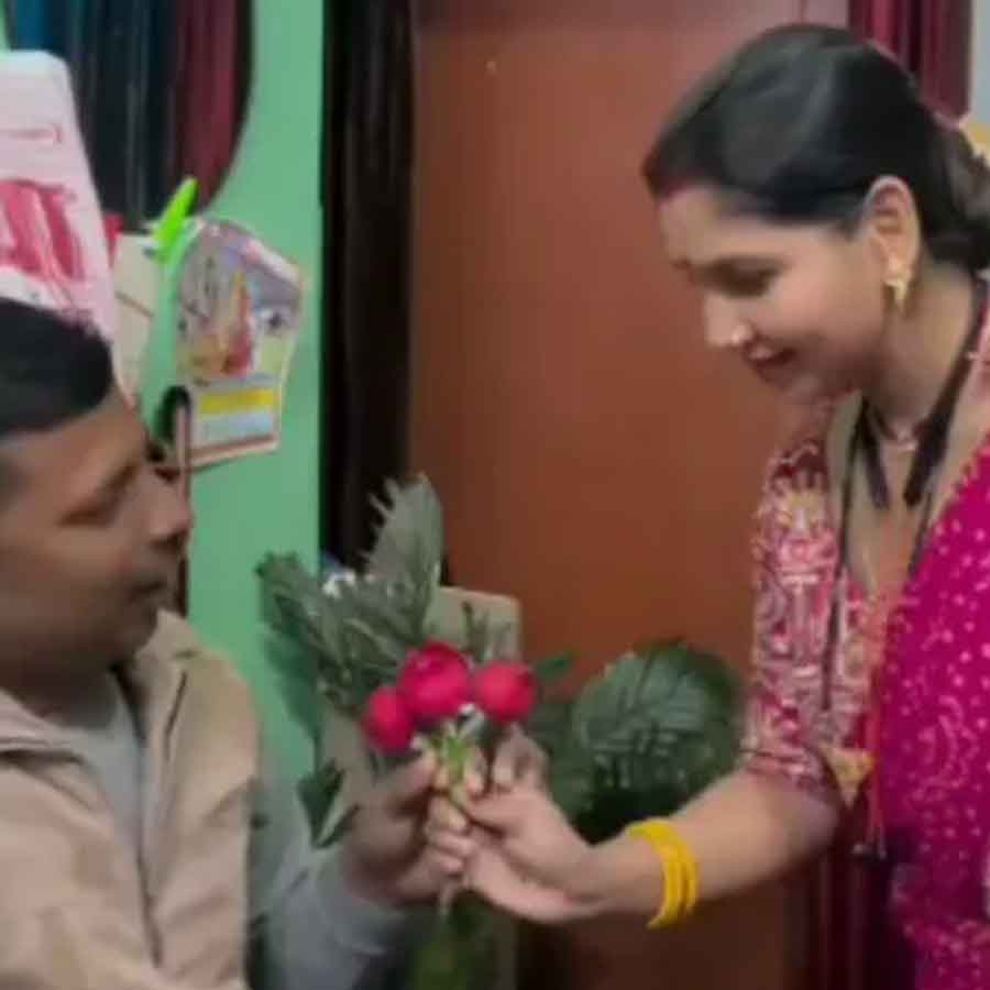 ‘রোজ় ডে’-তে স্বামীকে উপহার দিচ্ছেন কাঞ্চন দেবী। ছবি: সংগৃহীত।