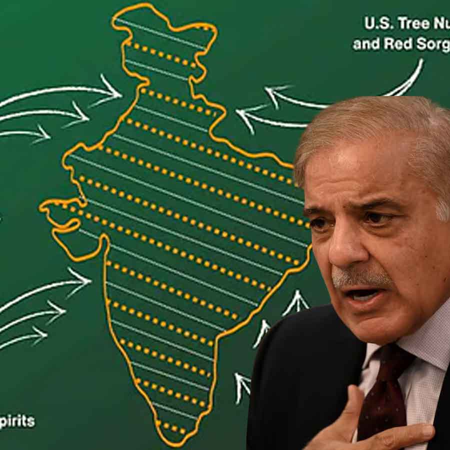 (বাঁ দিকে) ট্রাম্প প্রশাসনের তরফে প্রকাশিত সেই মানচিত্র, এখন যা মুছে দেওয়া হয়েছে। শাহবাজ় শরিফ (ডান দিকে)।