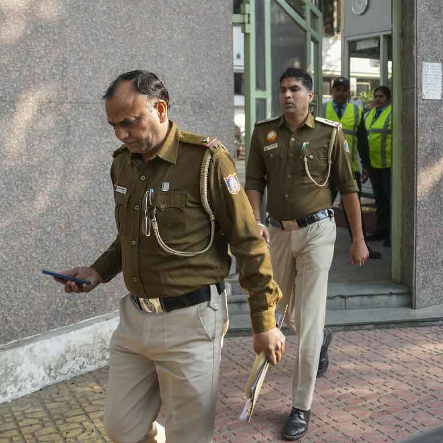 বোমাতঙ্কের পর দিল্লির স্কুলে পুলিশি তল্লাশি চলছে। ছবি: পিটিআই।