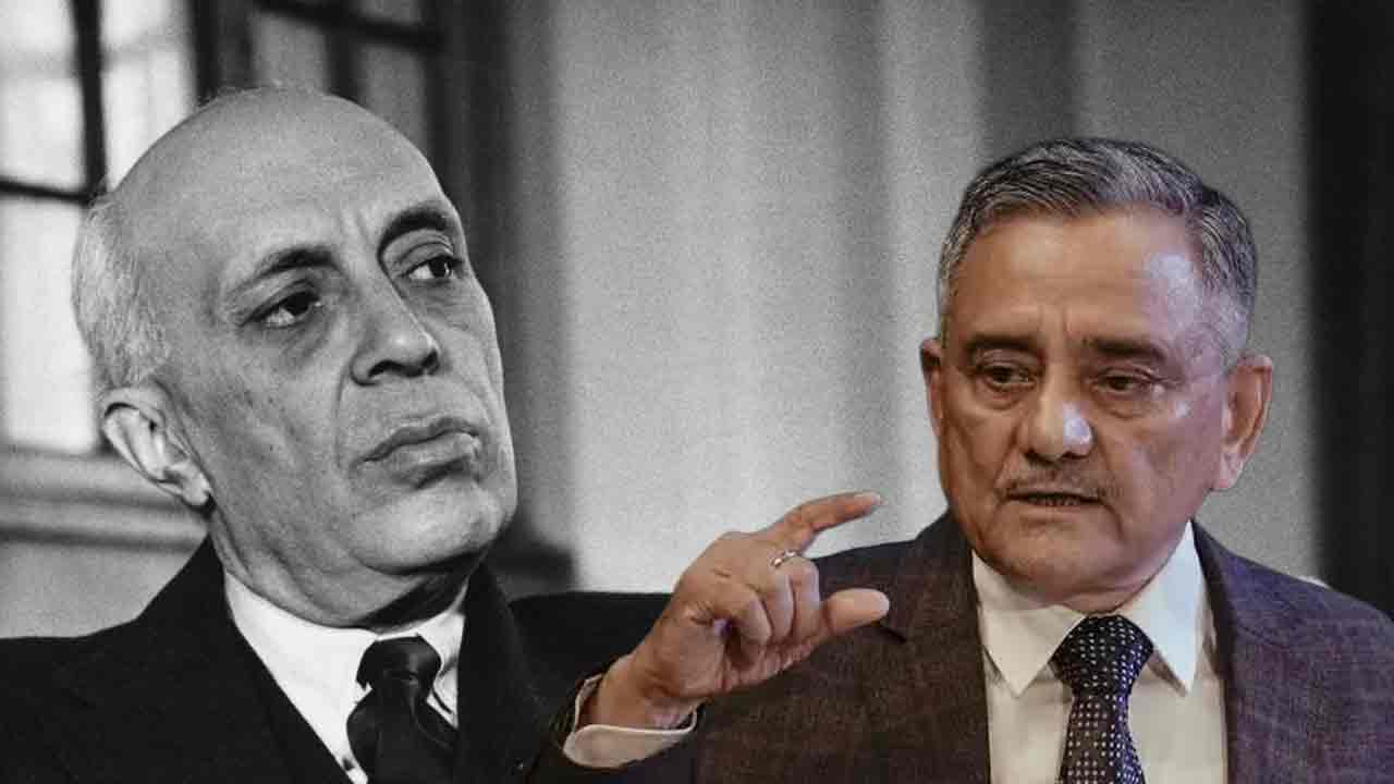 (বাঁ দিকে) জওহরলাল নেহরু এবং ভারতের সেনা সর্বাধিনায়ক অনিল চৌহান (ডান দিকে)।