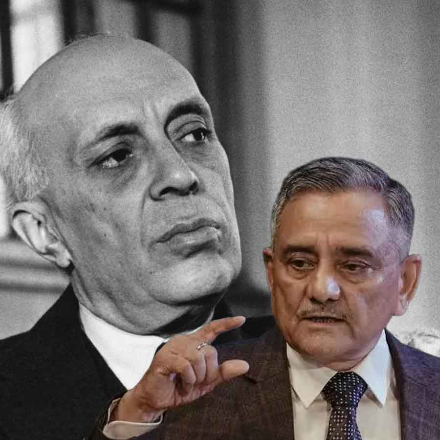 (বাঁ দিকে) জওহরলাল নেহরু এবং ভারতের সেনা সর্বাধিনায়ক অনিল চৌহান (ডান দিকে)।